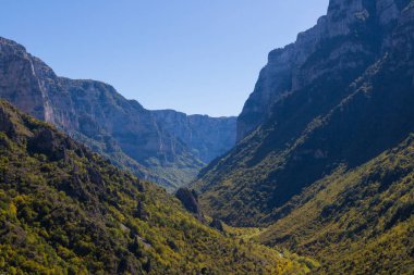 Sonbaharda Yunanistan'da Vikos geçidi, dağlar, mavi gökyüzü