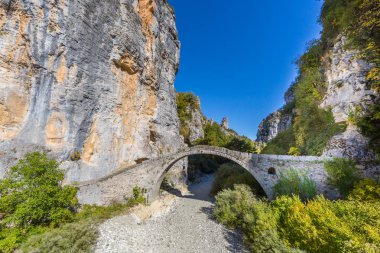 mavi gökyüzü ve kaya ile kokoris noutsos köprü