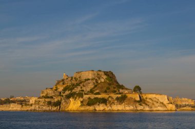 sabah güneşinde eski Venedik kalesi korfu