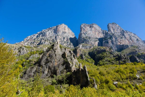 sonbaharda Yunanistan'da Vikos geçit dağlar ve ağaçlar