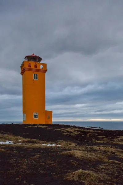 Orangefarbener Leuchtturm saxholsbjarg, dunkle Wolken, Schlangenlinien — Stockfoto