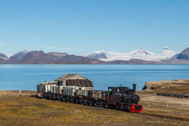 Ny Alesund, Spitzbergen, Svalbard, mavi eski sanayi treni 