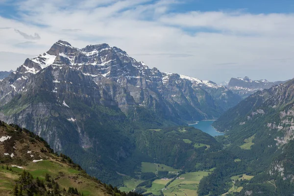Gletscherberg, Kloentalersee, wolkenloser blauer Himmel — Stockfoto