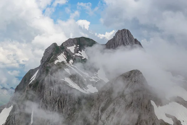 Вершина гори Альтман в хмарах, Alpstein, хмари, Синє небо — стокове фото