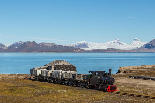 Старый промышленный поезд в Ny Alesund, Шпицберген, Шпицберген, синий — стоковое фото