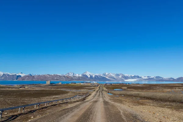 Straße nach ny alesund Stadt, Spitzbergen, blauer Himmel — Stockfoto