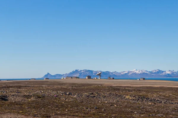 Спутниковая тарелка в Ny Alesund, Svalbard, Spitsbergen, голубое небо — стоковое фото