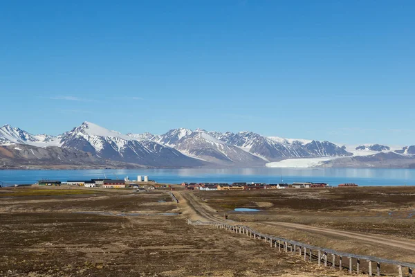 Straße nach ny alesund Stadt, Spitzbergen, blauer Himmel — Stockfoto