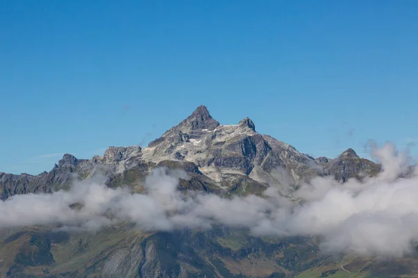 Cumbre de montaña Kaerpf en los Alpes suizos en verano, cielo azul, nubes — Foto de Stock