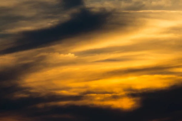 Coucher de soleil dans un ciel orange dramatique avec des nuages au crépuscule — Photo