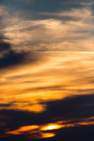 Coucher de soleil dans un ciel orange dramatique avec nuages, ciel bleu — Photo