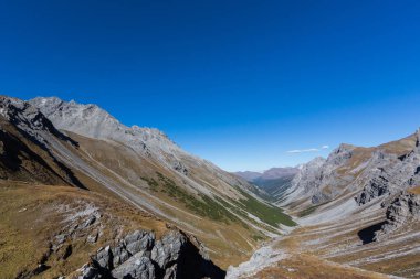 Schanfigg, İsviçre 'deki Welschtobel Kanyonu, dağlar, mavi gökyüzü.