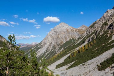 Mavi gökyüzünde bulutlar ile Schiesshorn dağ, Welschtobel kanyon