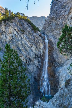 Arosa yakınlarında Altein çağlayanları, ağaçlar, kayalar