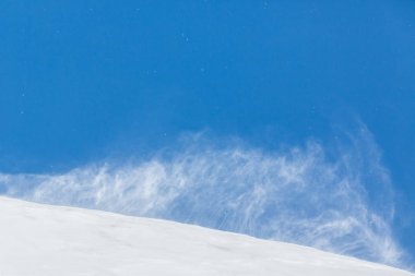 güçlü rüzgar kar, mavi gökyüzü yükselterek
