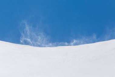 dağlarda güçlü squall dönen kar, mavi gökyüzü