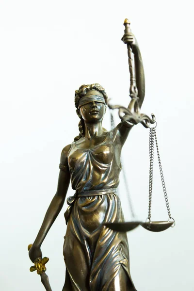 Gözleri bağlı, kılıç ve denge ile Justitia heykeli