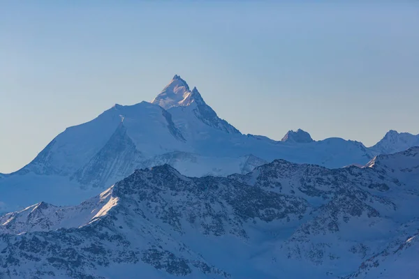 Cima de la montaña Weisshorn en Suiza en invierno — Foto de Stock