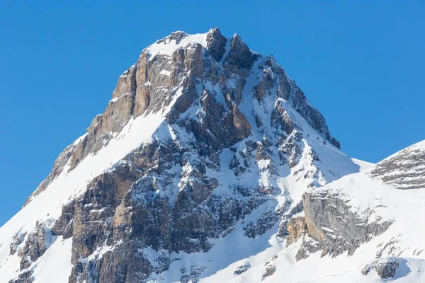 Cumbre superior de la montaña nevada Grossstrubel en los Alpes suizos — Foto de Stock