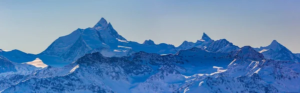 Зимова альпійська панорама з вершиною гори Вейсшорн. — стокове фото