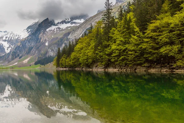Meer Seealp met reflecties van besneeuwde bergtoppen — Stockfoto
