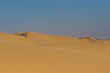 Namib çölünde birkaç kum tepeleri, mavi gökyüzü