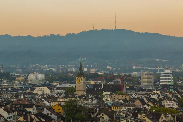 Lumière du matin sur les toits de Zurich — Photo