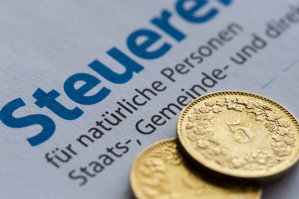 İsviçre altın sikke ve Zürih vergi beyannamesi yakın görünümü