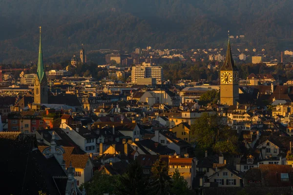 Восход солнца над старым городом и церквями Цюриха, Швейцария — стоковое фото