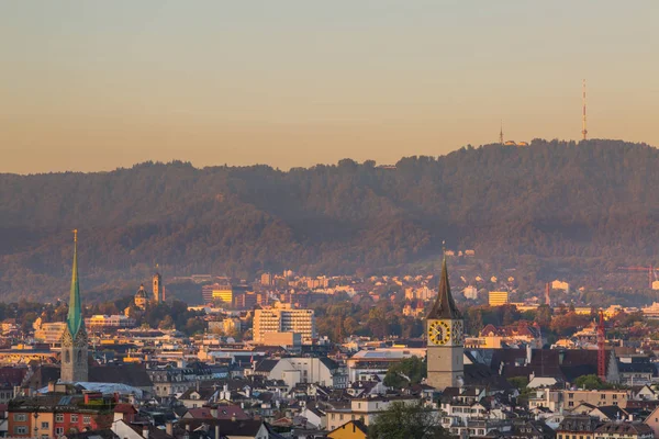 Vue sur les églises, les toits et l'Uetliberg de Zurich — Photo