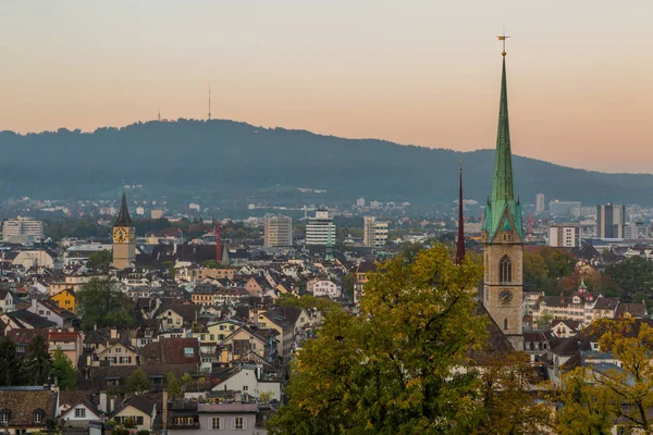 Vue sur les églises et les toits de Zurich le matin — Photo