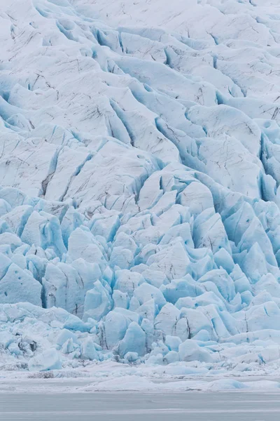 Fjallsarlon lagünü ile Vatnajokull buzulun yakın-up ön — Stok fotoğraf