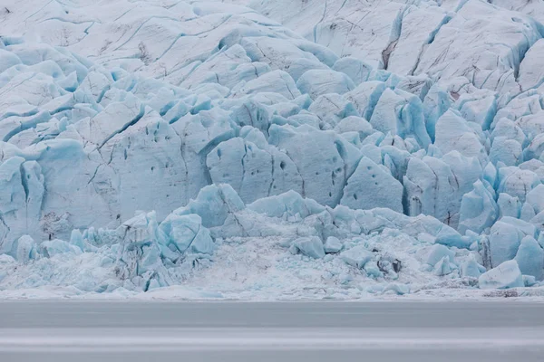 Superfície do glaciar Vatnajokull na lagoa Fjallsarlon — Fotografia de Stock