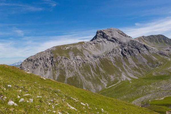 Furggahorn cumbre cerca de Arosa, prados verdes, cielo azul — Foto de Stock