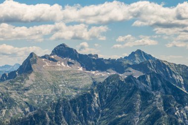 Mavi gökyüzü ile Monte Zucchero dağ zirvesi, bulutlar