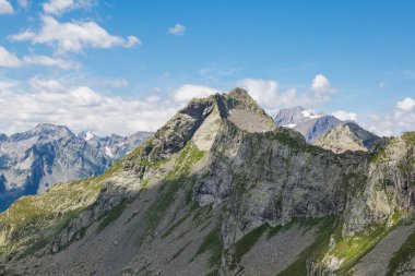 Güneş ışığında Pizzo Malora dağ zirvesi, mavi gökyüzü