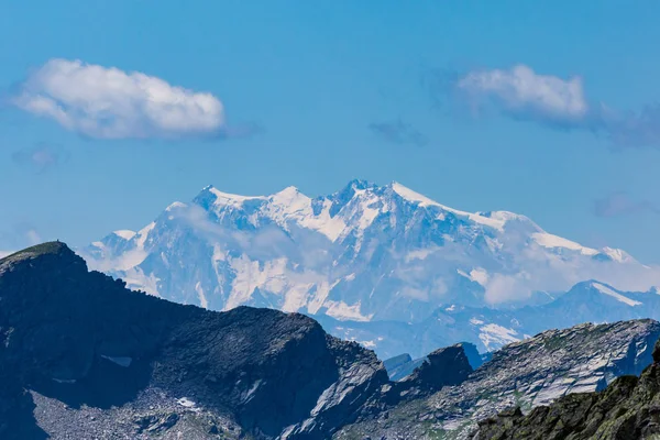 Monte Rosa y Dufourspitze, cielo azul, nubes — Foto de Stock