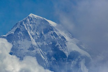 İsviçre'de kar ile Moench dağının tepesi, mavi gökyüzü