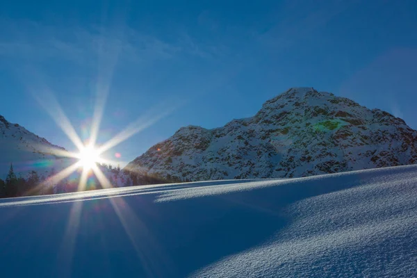 Зимовий пейзаж біля Ароза, Схід сонця, Шишскун гора — стокове фото