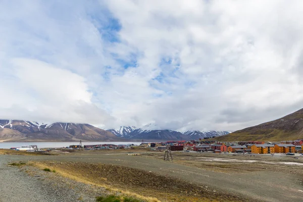 Stadt Longyearbyen, Spitzbergen, wolkenloser blauer Himmel — Stockfoto