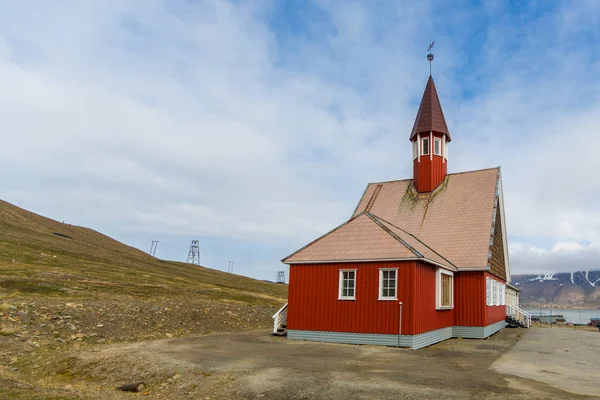 Rote Spitzbardkirche in longyearbyen, wolkenloser blauer Himmel, Sonnenlicht — Stockfoto