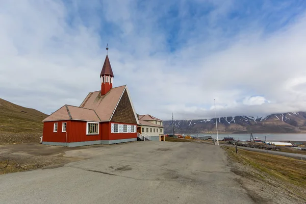 Rote Spitzbardkirche in longyearbyen, Straße, wolkenloser blauer Himmel — Stockfoto