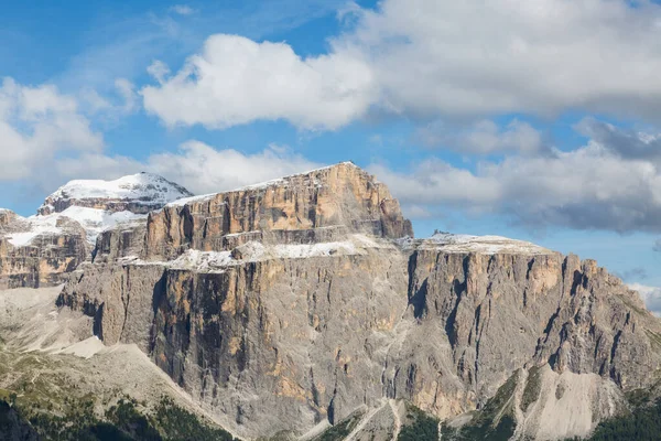 Dolomitlerde kar kaplı Sella grubu ve Piz Boe dağ zirvesi