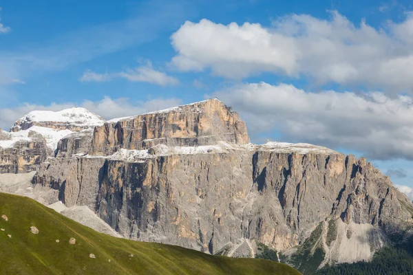 Schneebedeckter Piz Boe Berg der Sellagruppe in den Dolomiten — Stockfoto