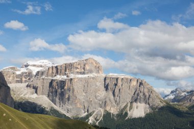 Unesco dünya mirası Dolomitlerdeki kar kaplı Sella grubu 