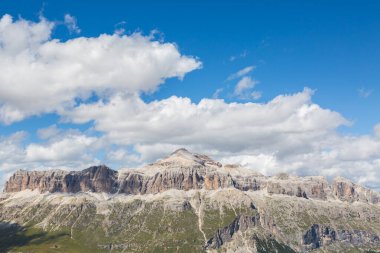 Dolomitlerdeki Sella grubu ve Piz Boe dağı zirvesi