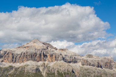 Dolomitlerdeki Sella grubunun Piz Boe dağının zirvesi