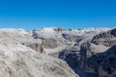 Dolomitlerdeki kar kaplı Sella grubu dağları, mavi gökyüzü