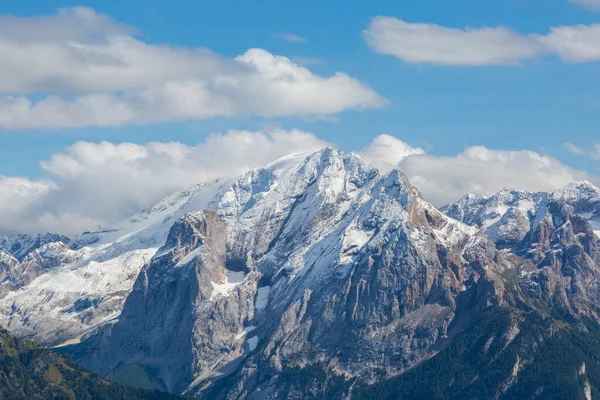夏の雪に覆われたマルモラーダ山の頂上 — ストック写真