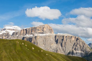Unesco Dünya Mirası Dolomitleri 'ne kar yağan Sella grubu